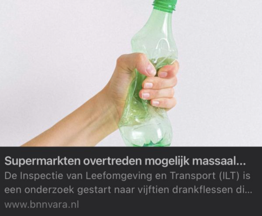 Drie dezelfde soort plastic flesjes van Albert Heijn. Maar op slechts één van die plastic flesjes zit statiegeld. Kassa BNN vara.